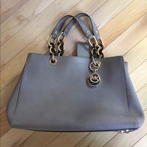 MICHAEL KORS TAUPE LEATHER SHOULDER BAG